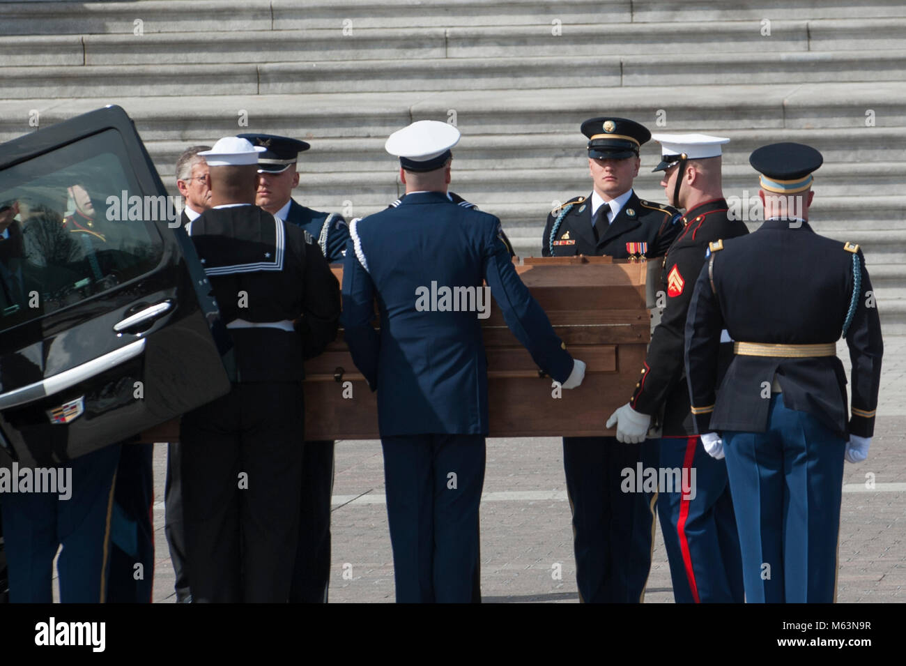 Washington, DC, Stati Uniti d'America. Il 28 febbraio 2018. Il corpo di p. Billy Graham è portato su per i gradini del Campidoglio degli Stati Uniti. Il rev. Graham morì in Montreat, NC, il 21 febbraio, 2018. Asta Lamkey Jr./Alamy Live News Foto Stock