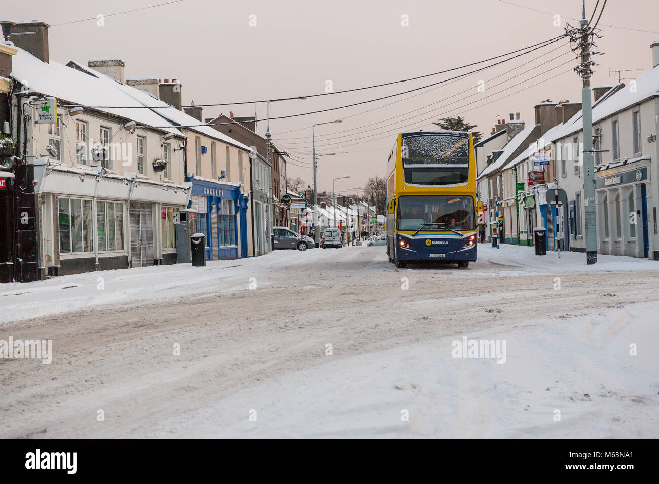 Celbridge, Kildare, Irlanda. 28 FEB 2018: Irlanda meteo. Bestia da est hits città irlandese. Neve pesante caduta in Celbridge. Neve e ghiaccio sono rendendo le condizioni di guida difficili. Rosso di allerta meteo. Foto Stock