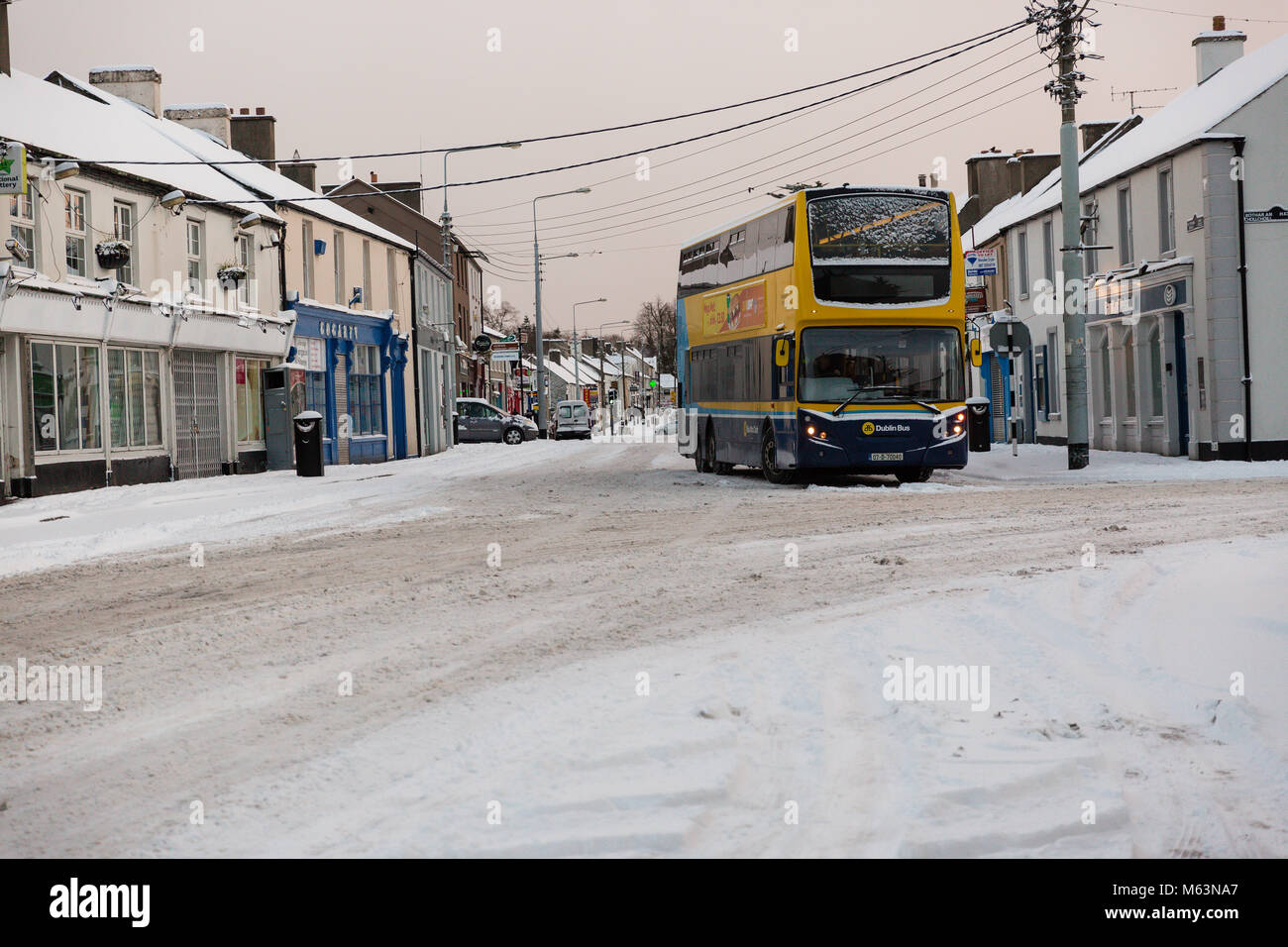 Celbridge, Kildare, Irlanda. 28 FEB 2018: Irlanda meteo. Bestia da est hits città irlandese. Neve pesante caduta in Celbridge. Neve e ghiaccio sono rendendo le condizioni di guida difficili. Rosso di allerta meteo. Foto Stock