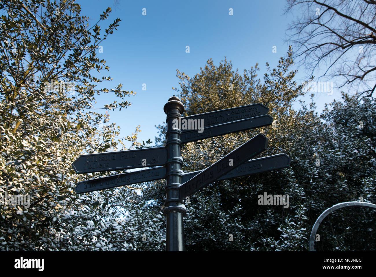 Londra, Regno Unito. Il 28 febbraio 2018. Regno Unito meteo, neve a Stoke Newington. Stoke Newington Church Street. Credito: Carol moiré/Alamy Live News. Foto Stock