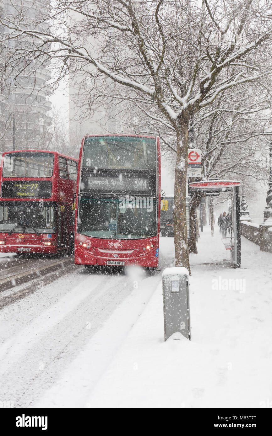 Londra, Regno Unito. 1 Mar, 2018. Due autobus rossi di Londra svolgere durante il cosiddetto 'Bestia da est' Storm Foto Stock
