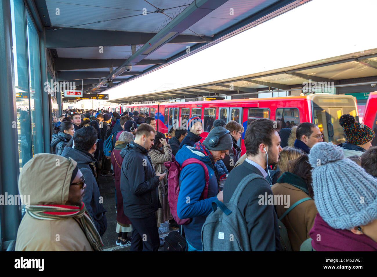 Londra, Regno Unito. 28 Feb, 2018. Regno Unito: meteo neve pesante causato gravi ritardi precoce per milioni di pendolari a Londra, affollato di Limehouse DLR piattaforma, persone in attesa per il treno in credito a freddo: Nathaniel Noir/Alamy Live News Foto Stock