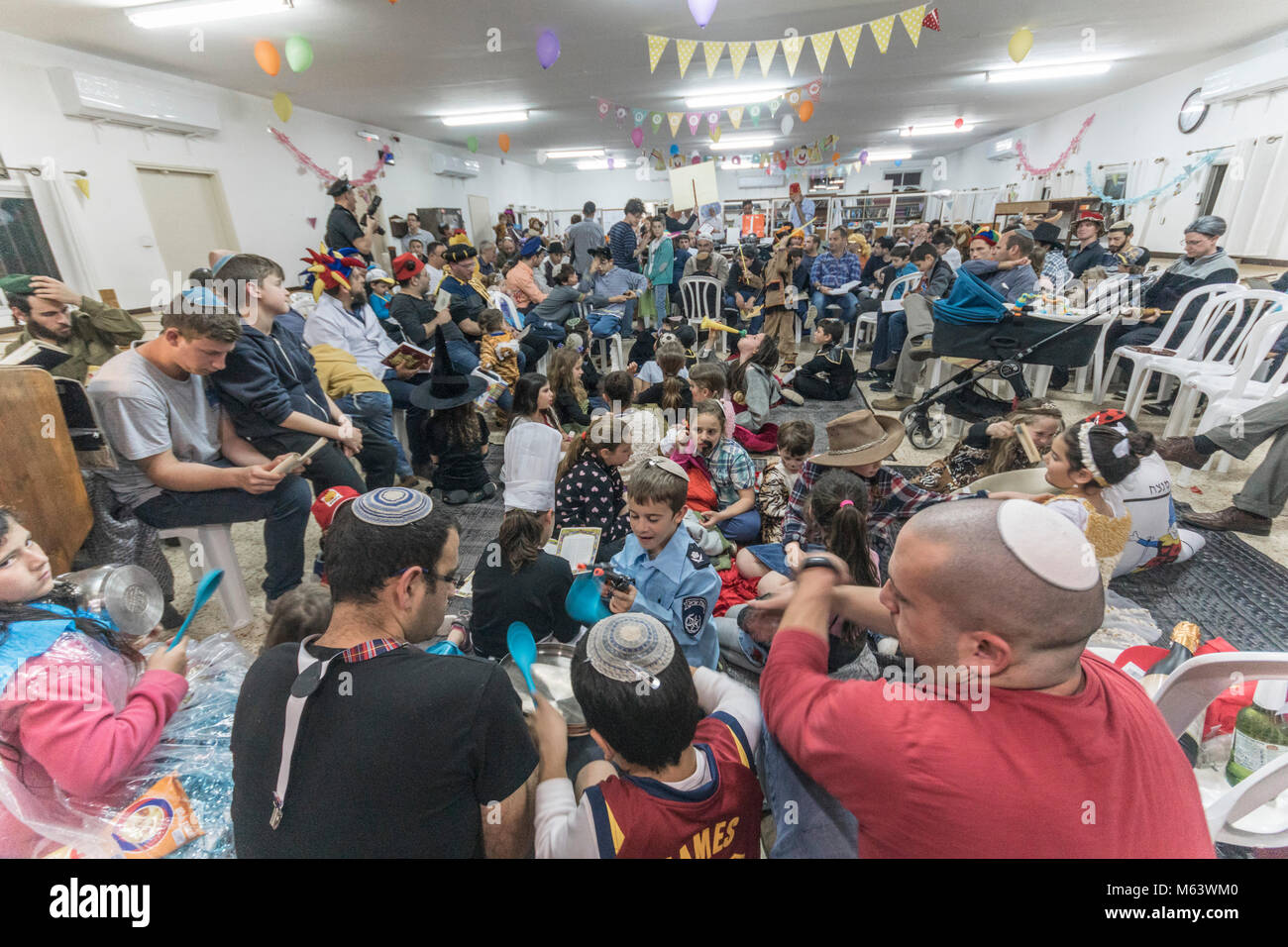 Elkana, Israele. 28 Feb, 2018. Purim holiday celebrazioni, Elkana, Israele. Febbraio 28th, 2018. Le persone e i bambini in costume celebrare la festa ebraica di Purim. In questa vacanza ebrei traditionaly vestito in costumi, leggere la chiocciola di Esther, una storia su un anti-ebraica complotto fallito nell antica Persia e fare un racket ogni volta che il nome di Haman, l'antagonista principale, è menzionato. Credito: Yagil Henkin/Alamy Live News Foto Stock