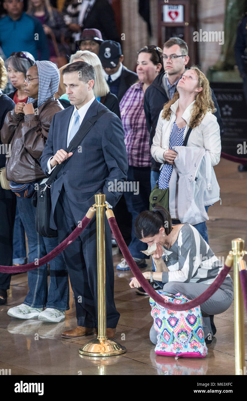 Washington, Stati Uniti d'America. 28 Feb, 2018. Una donna è superare con dolore mentre il pubblico omaggio come corpo di Rev Billy Graham 'stabilisce in onore' nella rotonda del Campidoglio degli Stati Uniti. Credito: Patsy Lynch/Alamy Live News Foto Stock