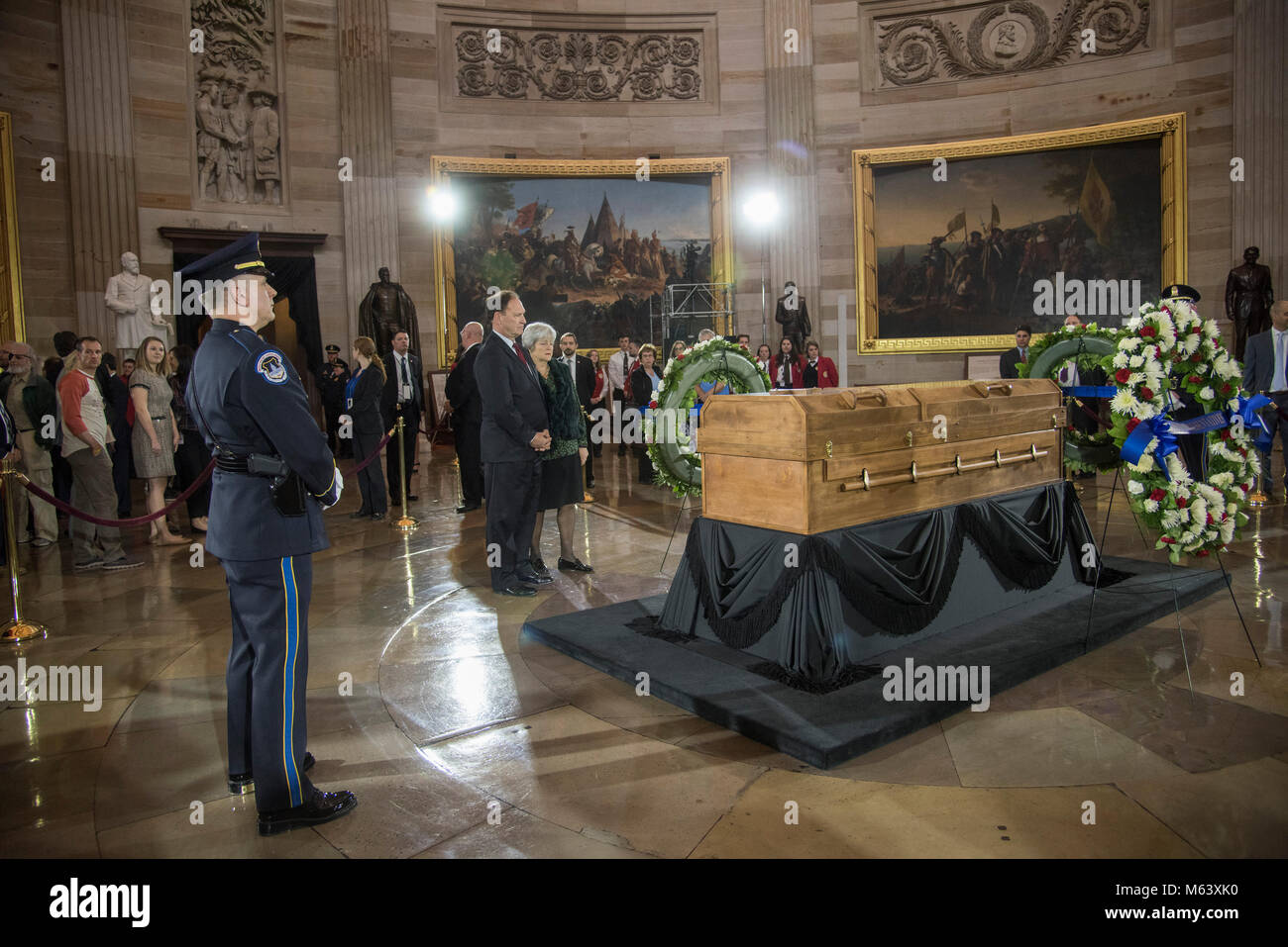 Washington, DC Febbraio 28, 2018 USA:giudice della Corte Suprema Samuel Alito e sua moglie Maria Bomgardner pagare loro repects a Reverand Billy Graham coffiin che è 'posa in onore del Campidoglio US Rotunda a Washington DC. Patsy Lynch/MediaPunch Foto Stock