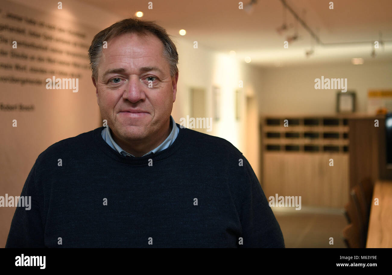 13 febbraio 2018, Germania, Nordenham: Holger Wuehrmann, responsabile dipartimento fotovoltaico a H & H Wuehrmann, sorge nel corridoio della sua azienda. Pubblicizza Wuehrmann per i nuovi dipendenti qualificati con un bonus di 1000 euro. Foto: Carmen Jaspersen/dpa Foto Stock