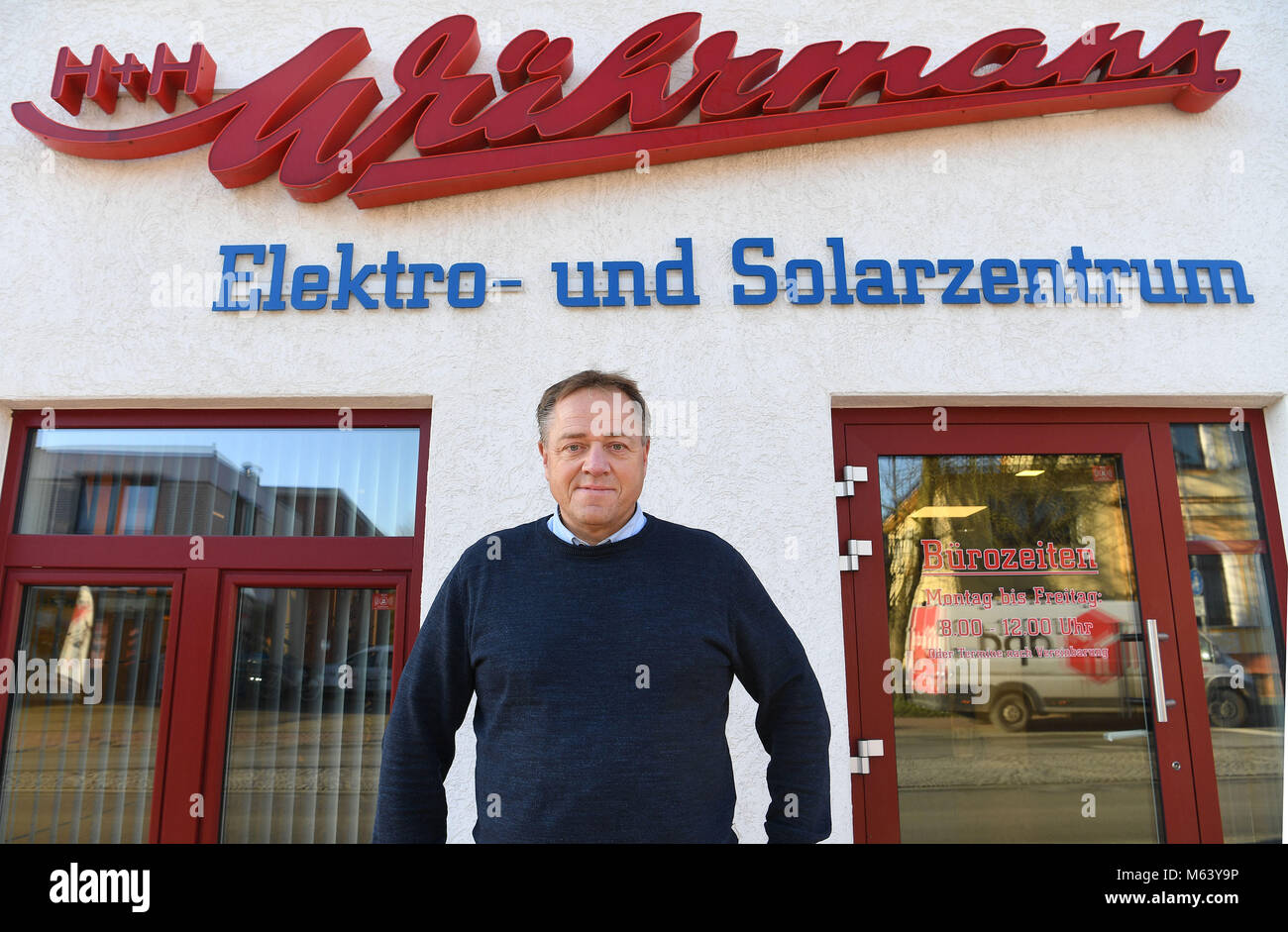 13 febbraio 2018, Germania, Nordenham: Holger Wuehrmann, responsabile dipartimento fotovoltaico a H & H Wuehrmann, sorge di fronte alla sua azienda. Pubblicizza Wuehrmann per i nuovi dipendenti qualificati con un bonus di 1000 euro. Foto: Carmen Jaspersen/dpa Foto Stock