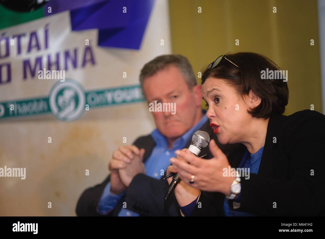 Contea di Armagh nell'Irlanda del Nord. Il 27 febbraio, 2018. Mary Lou McDonald, Sinn Fein Presidente intervenendo a un incontro pubblico a Canal Court Newry Co.Armagh 27 febbraio 2018 credito: credito www.LiamMcArdle.com: LiamMcArdle.com/Alamy Live News Foto Stock