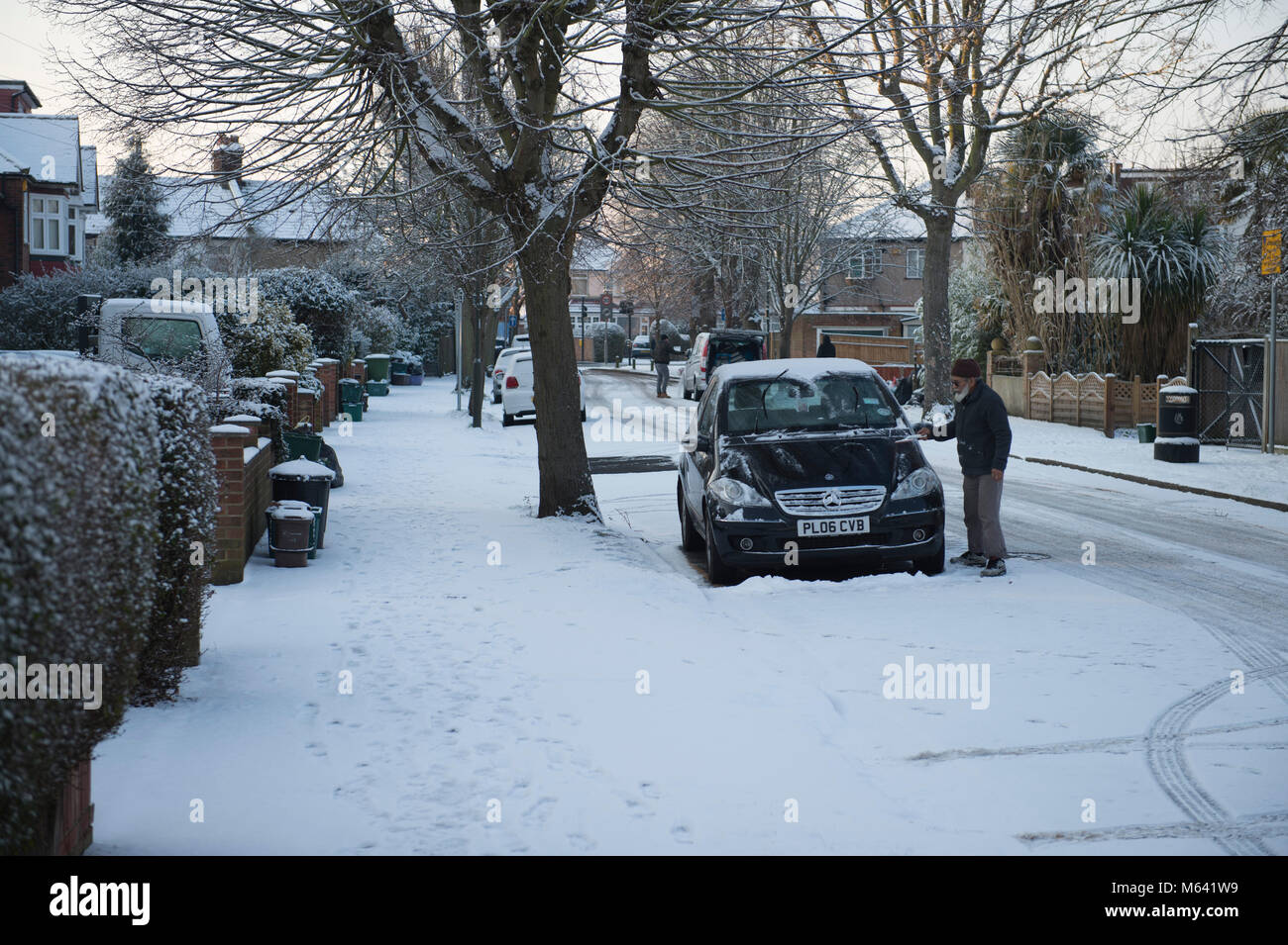 Merton, Londra, Regno Unito. Il 28 febbraio 2018. Regno Unito Meteo. Pendolari salire al cielo blu, il gelo e la neve per tutta la notte nella zona sud-ovest di Londra, con più a venire. Non trattata lato suburbana rimangono strade ghiacciate per la mattina i pendolari. Credito: Malcolm Park/Alamy Live News. Foto Stock