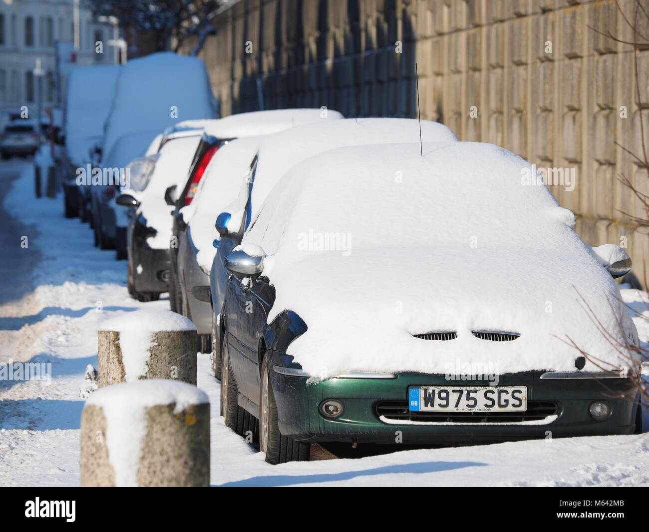 Sheerness, Kent, Regno Unito. 28 Feb, 2018. Regno Unito Meteo: automobili parcheggiate coperto di neve su un molto fredda ma la mattina di sole in Sheerness dopo la nevicata per tutta la notte. Credito: James Bell/Alamy Live News Foto Stock