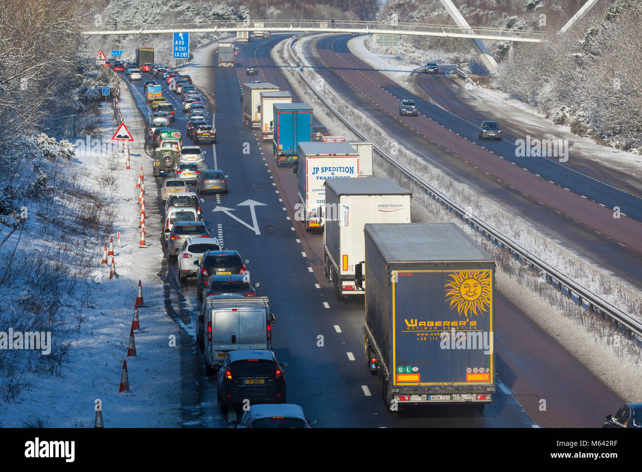 Ashford, Kent, Regno Unito. 28 Feb, 2018. Regno Unito: Meteo Bestia da est. Neve in Ashford, Kent. Pendolari sono con circospezione la guida vi modo circa la città. Neve compatta è di rendere le condizioni di guida molto difficile. Nella foto è il M20 London legato. Credito Foto: immagini di PAL / Alamy Live News Foto Stock