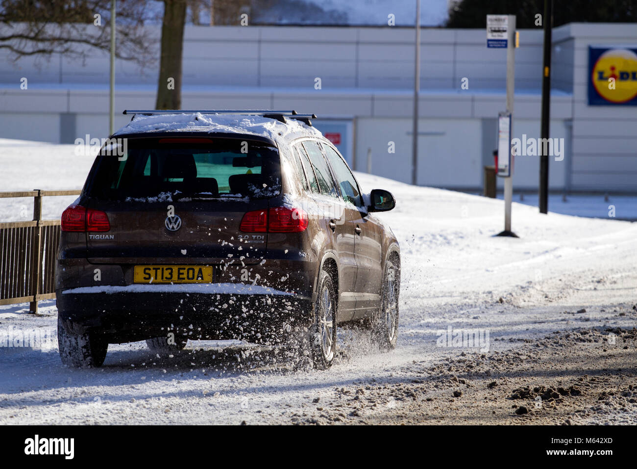 Scozia, Regno Unito, 28 febbraio, 2018. Regno Unito Meteo. Il Siberiano bestia arriva al di sopra del nord-est della Scozia con la neve cade e blustery venti freddi lambente Dundee. Gelo dalla Serbia conosciuta come 'La Bestia da est' è impostato in modo da provocare interruzioni di viaggio e chiusura delle scuole come la Gran Bretagna affronta il suo freddo in febbraio in anni. Credits: Dundee fotografico/Alamy Live News Foto Stock