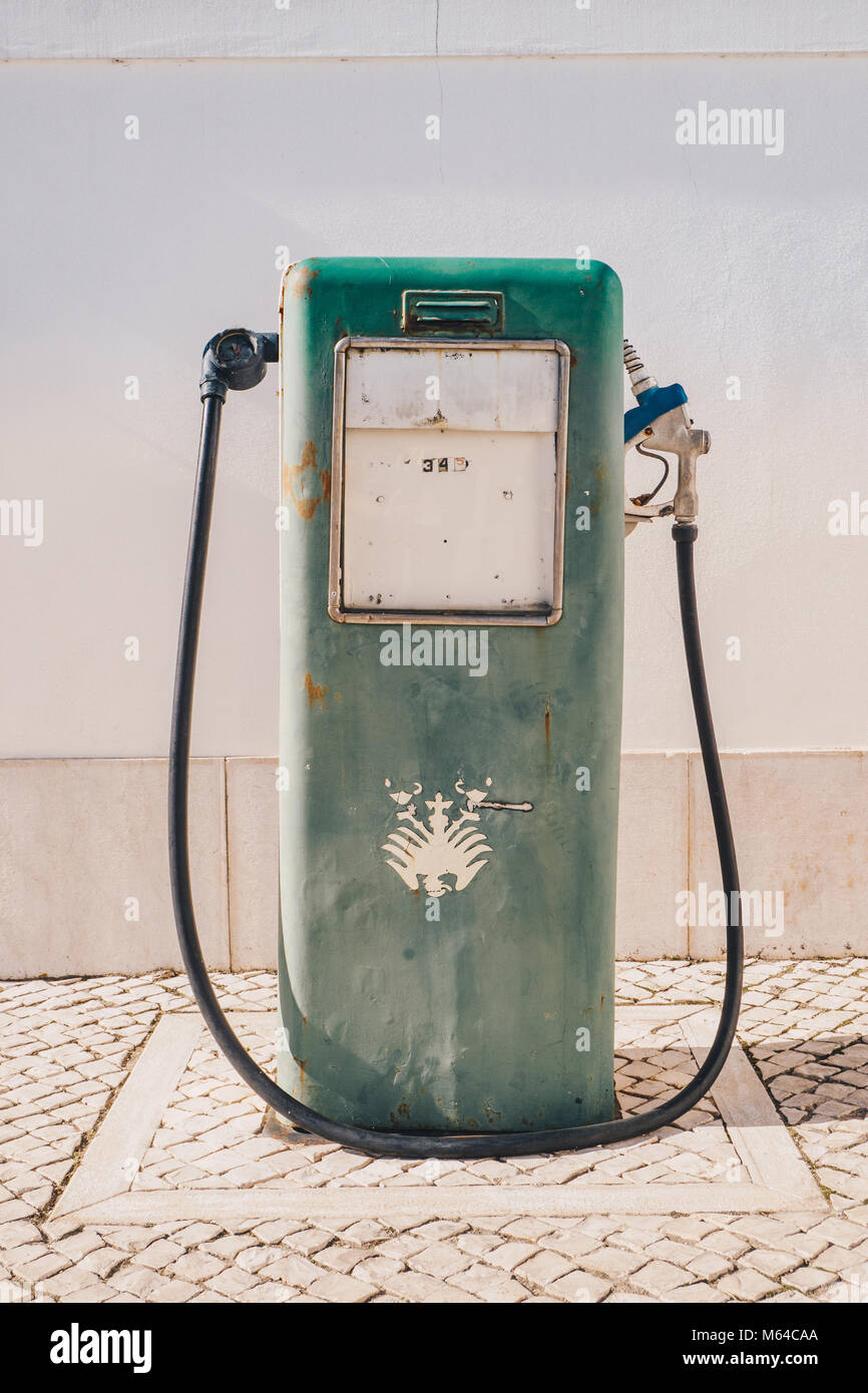 Vintage vecchia pompa di benzina e olio distributore Foto Stock