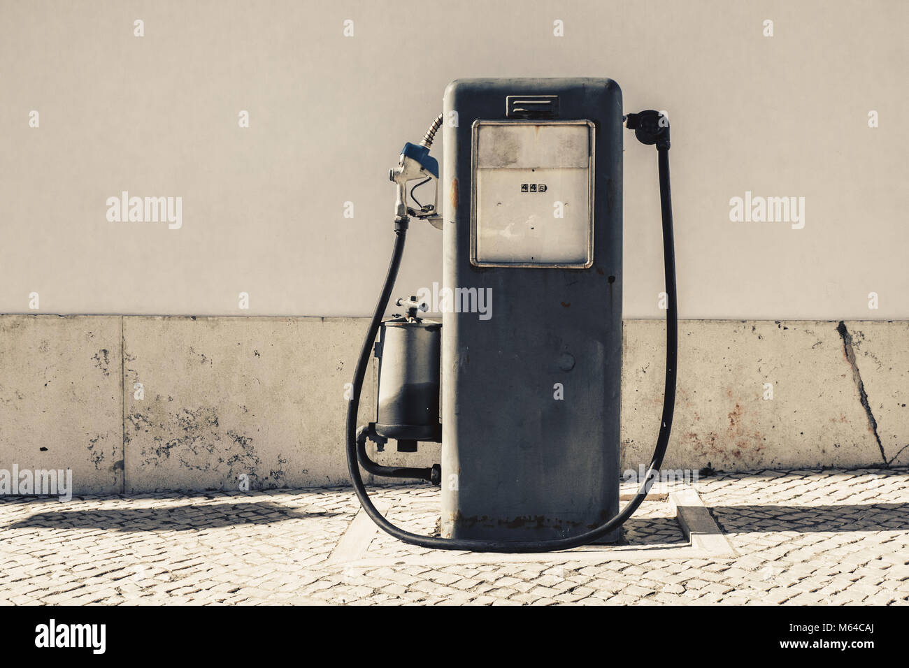 Vecchie e consunte vintage gas pompa olio Foto Stock