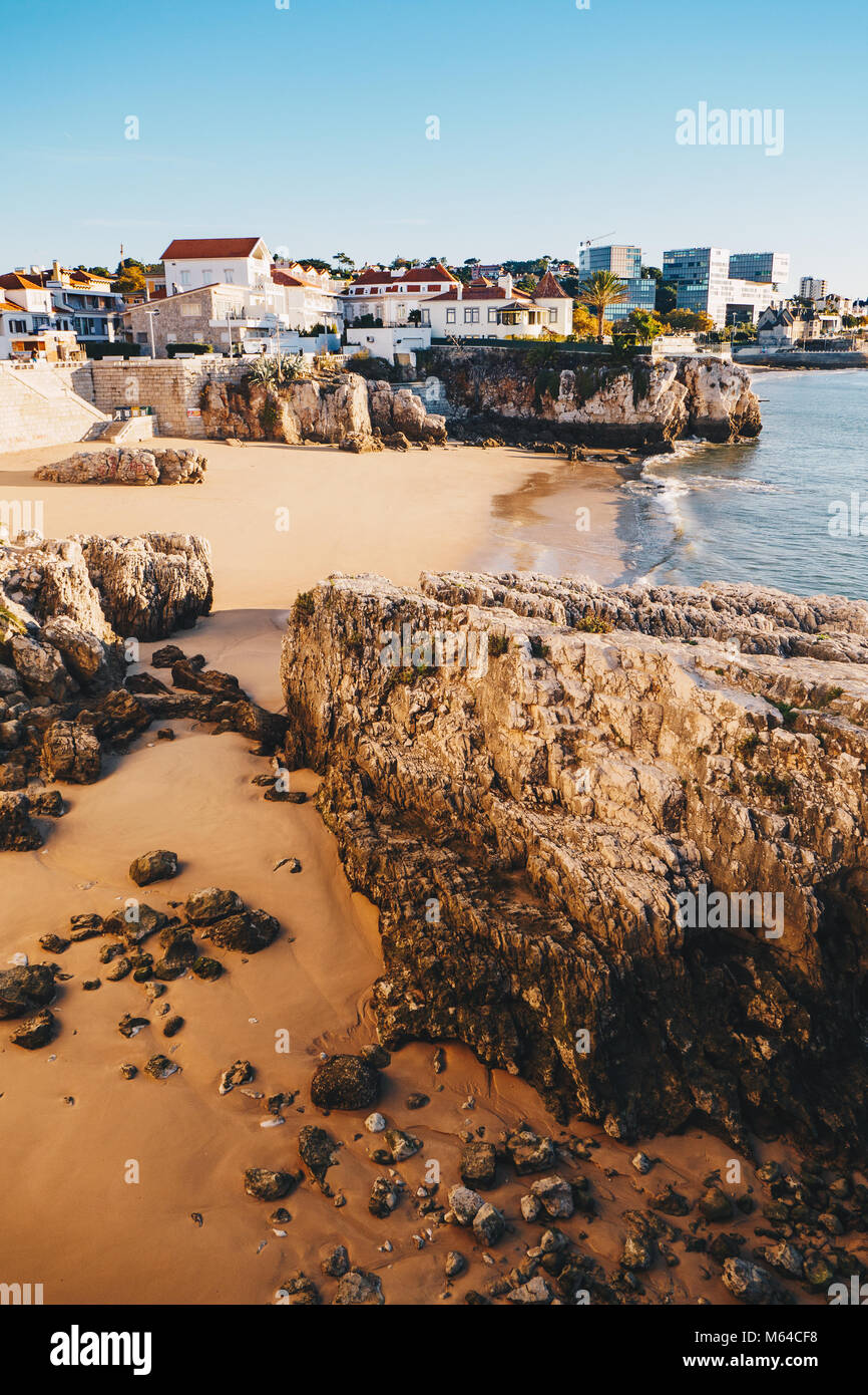Cascais spiaggia rocciosa in Portogallo, meta di vacanza popolare e giorno di viaggio da Lisbona Foto Stock