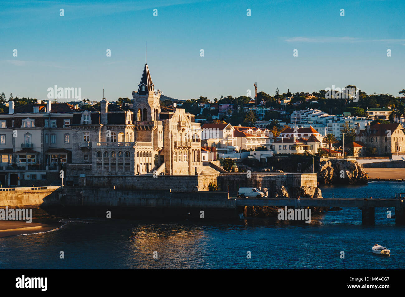 Vista sul mare della città di Cascais in Portogallo, meta di vacanza popolare e giorno di viaggio da Lisbona Foto Stock