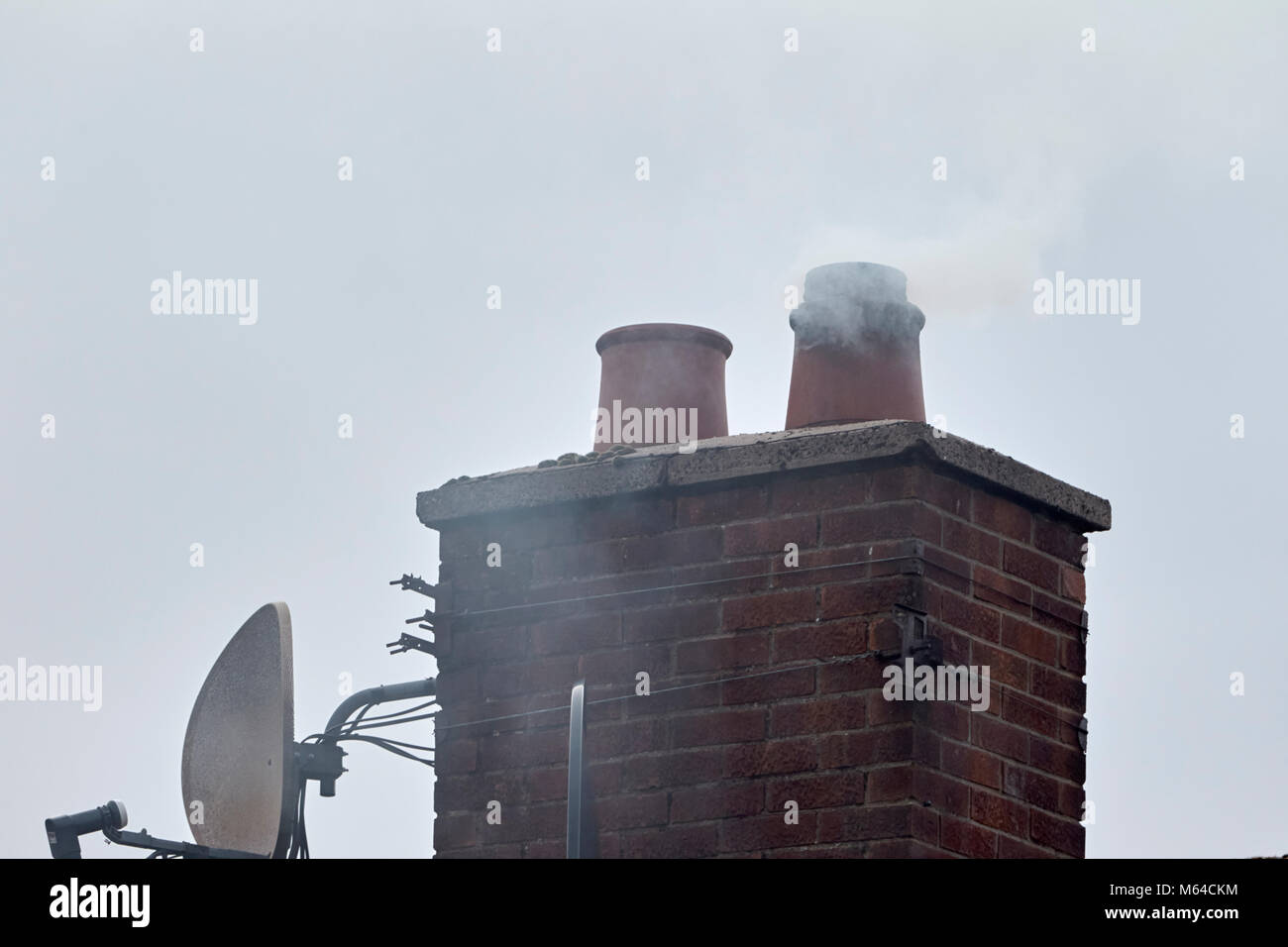 Fumo del comignolo su una casa nel Regno Unito Foto Stock