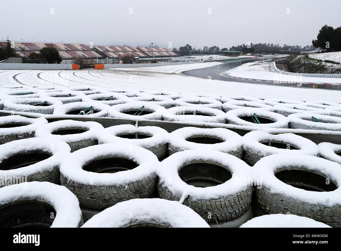 La neve cade in anticipo di tre giorni di test pre-stagione sul circuito de Barcelona-Catalunya, Barcellona. Foto Stock