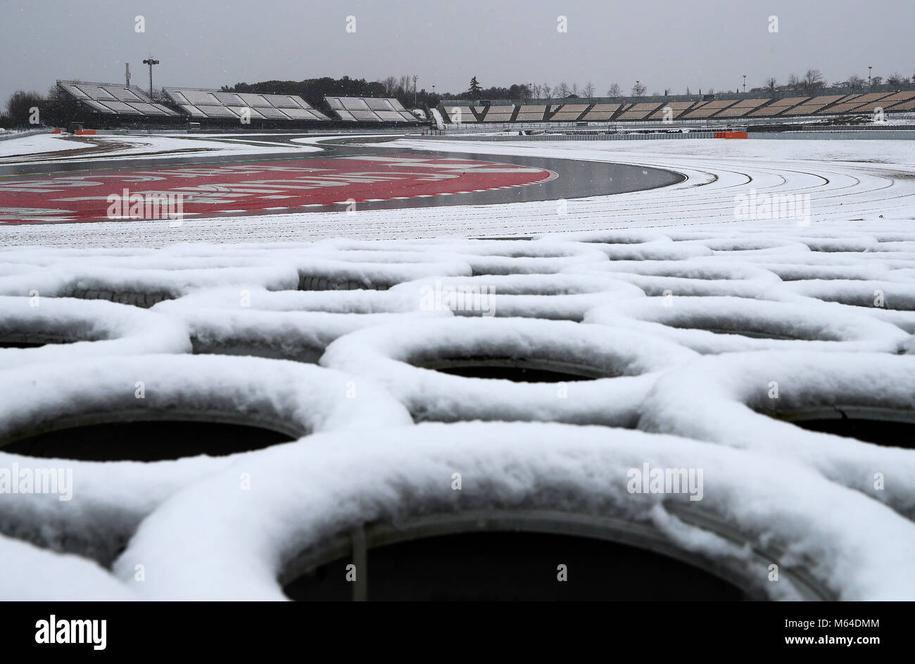 La neve cade in anticipo di tre giorni di test pre-stagione sul circuito de Barcelona-Catalunya, Barcellona. Foto Stock