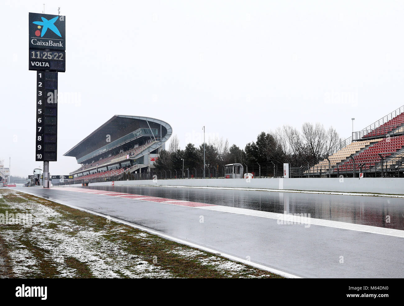 La neve cade in anticipo di tre giorni di test pre-stagione sul circuito de Barcelona-Catalunya, Barcellona. Foto Stock