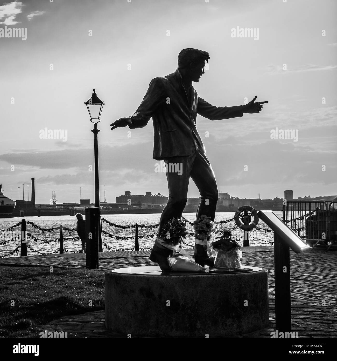 Billy Fury statua in Liverpool, girato in bianco e nero Foto Stock