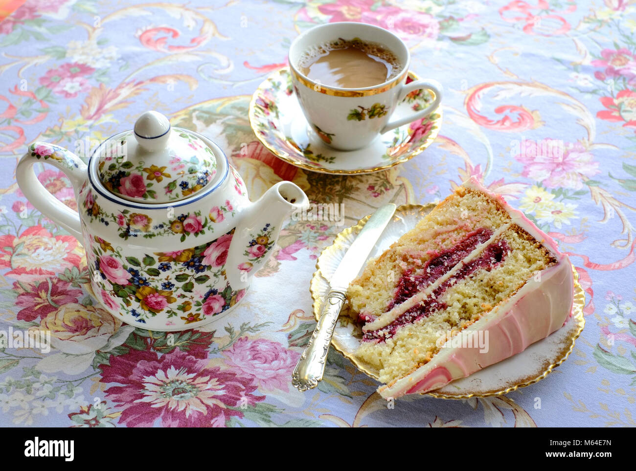 Il tè del pomeriggio ad Heavenly cafe-chocolatier, Llandeilo, Carmarthenshire, Galles Foto Stock