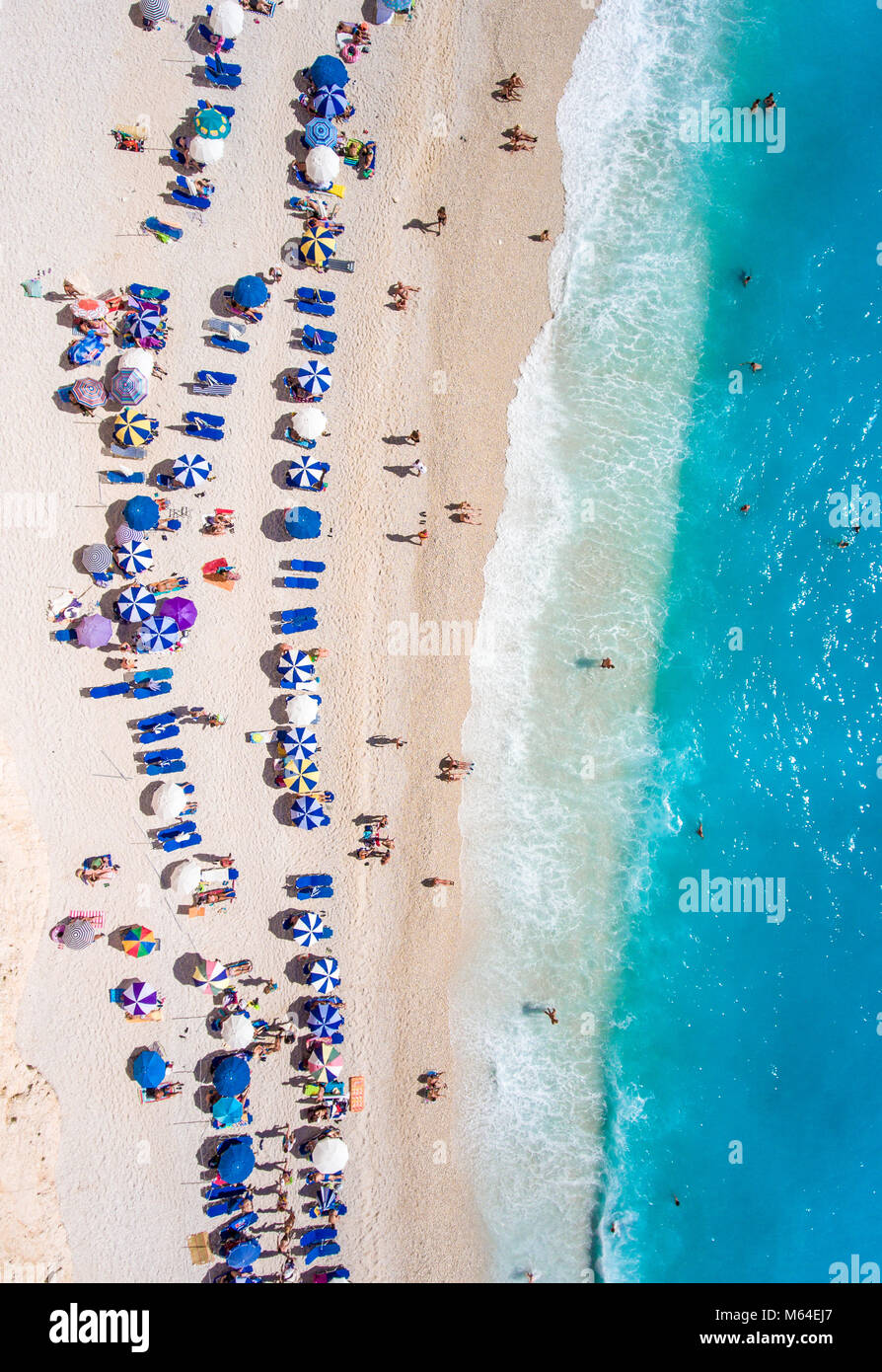 I turisti rilassante sulla spiaggia Egremni in Lefkada nuoto e giochi in acqua Foto Stock