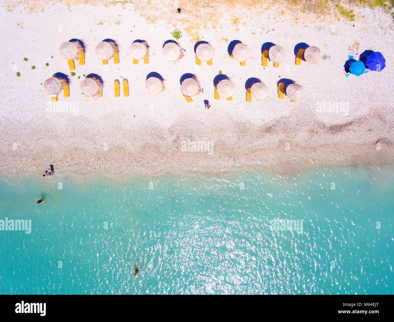 Summer Beach in Lefkada Grecia con ombrelloni e lettini e limpide acque blu vista aerea Foto Stock