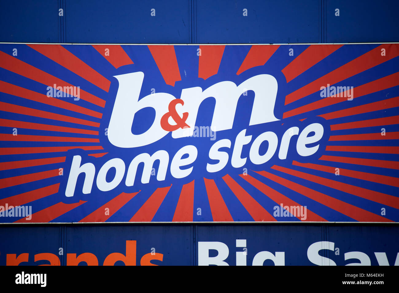 B&m home negozio logo su un negozio nel Regno Unito Foto Stock