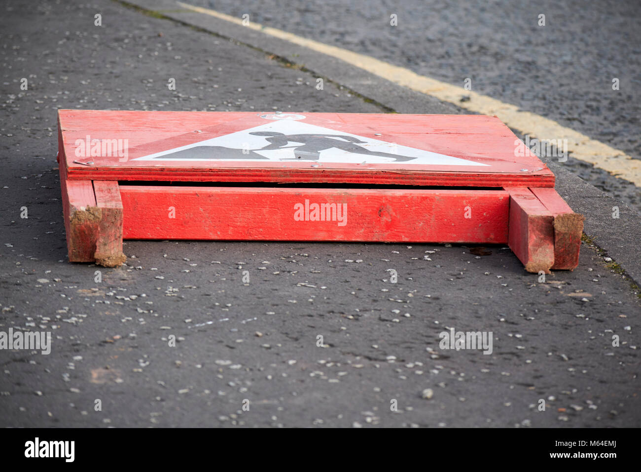 Lavori stradali lavori stradali temporanei segno caduta dal lato della strada nel Regno Unito Foto Stock
