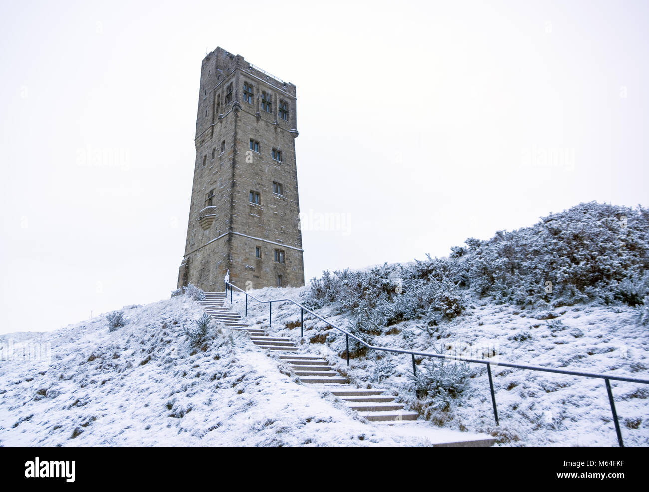 Victoria Giubileo torre sulla collina del castello, Huddersfield nella neve di congelamento Foto Stock