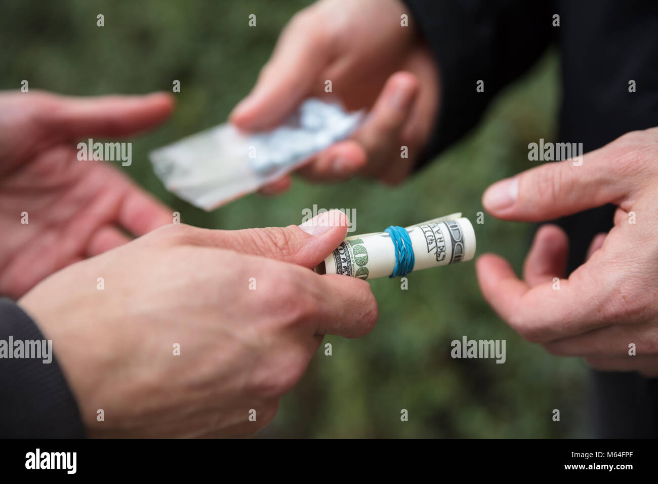 Close-up di persona la mano l'acquisto di farmaci in cambio di denaro Foto Stock