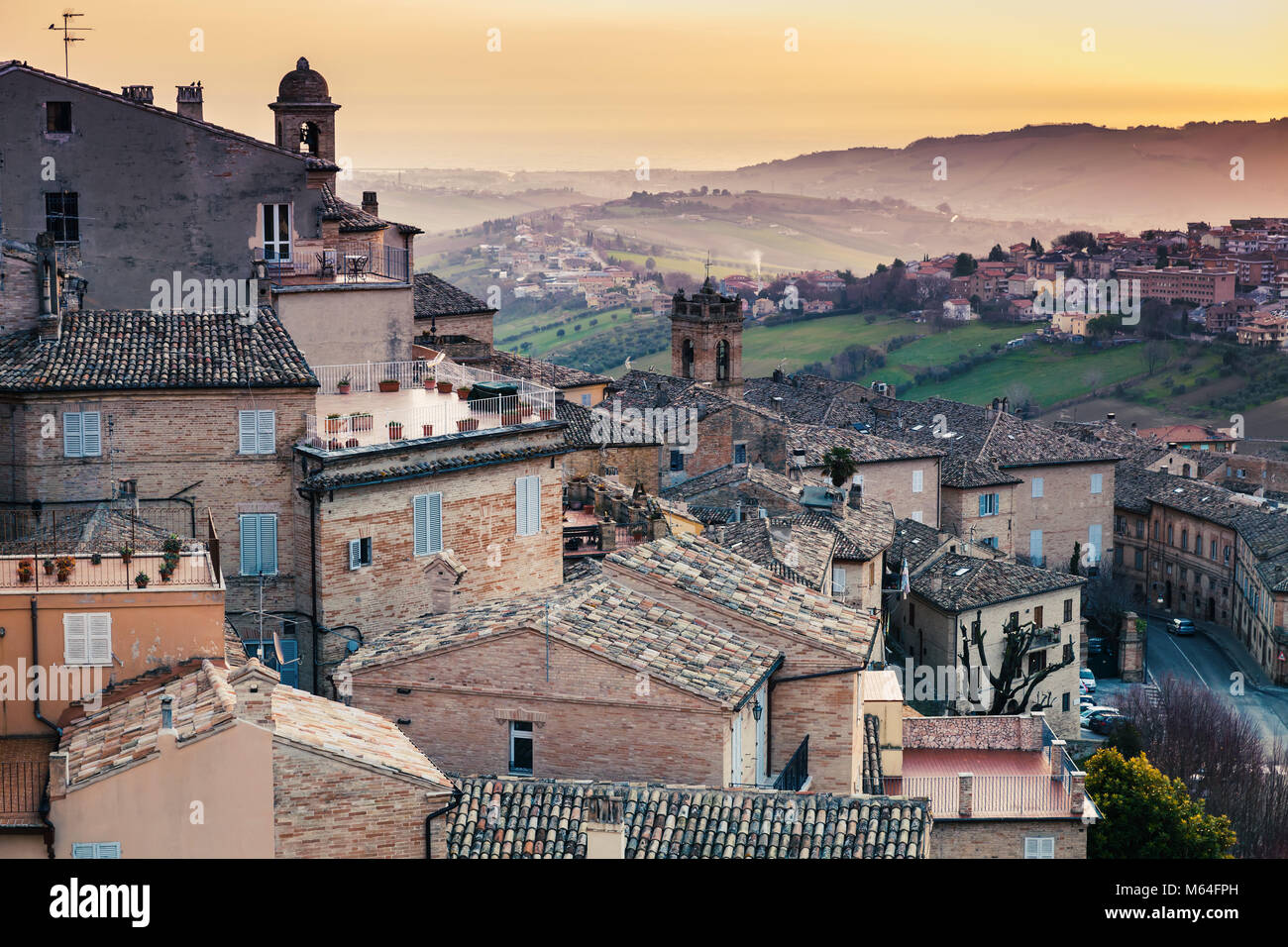 Vecchia città italiana sotto il cielo mattutino. Provincia di Fermo, Italia Foto Stock