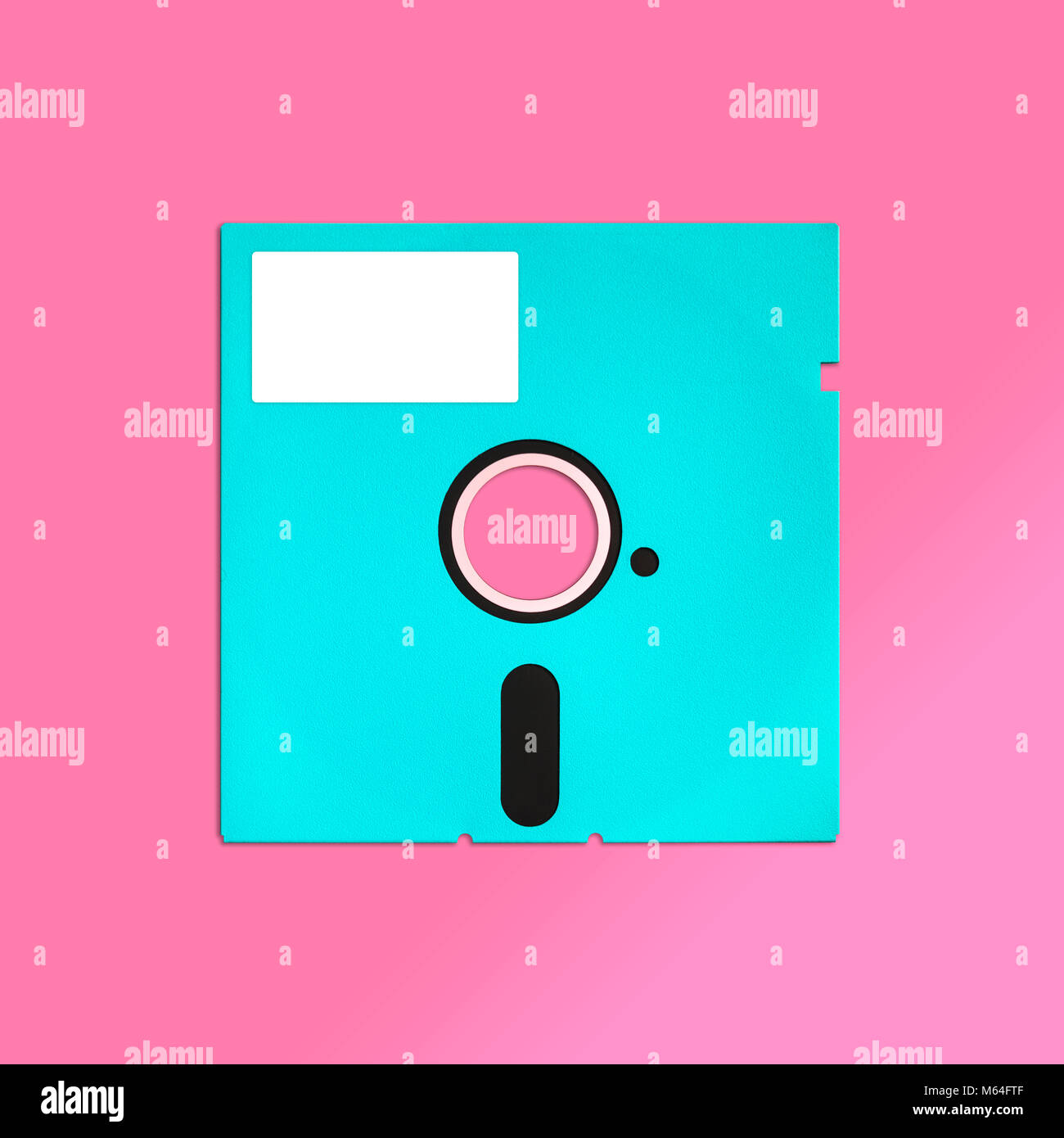 Floppy disk da 5,25 pollici nostalgia, isolato e presentato in vigorosi colori pastello con vuoto bianco etichetta personalizzabile, per il design creativo, web & stampa Foto Stock