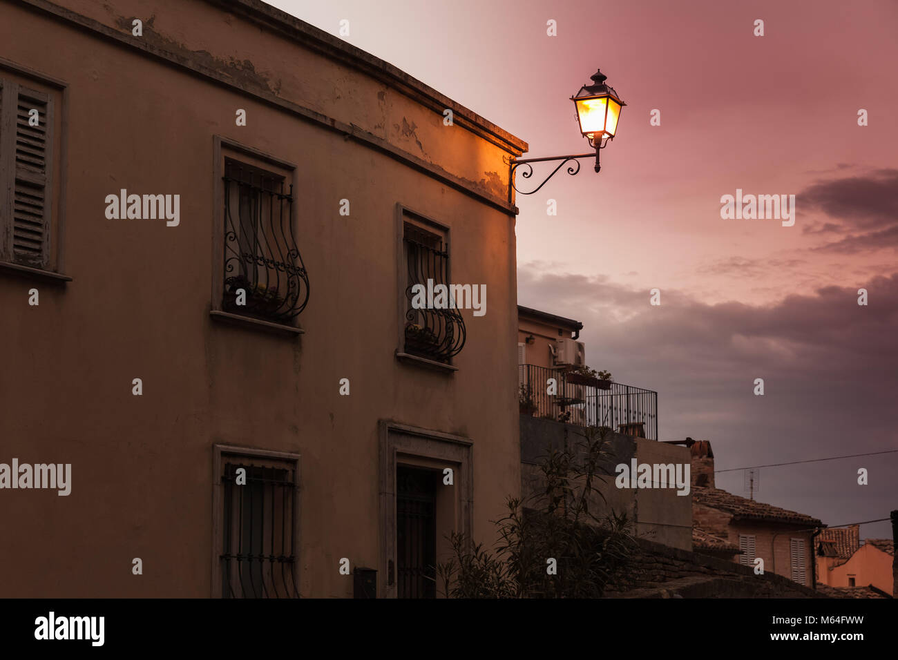 Sera street view con lampione, Fermo di città vecchia, Italia Foto Stock