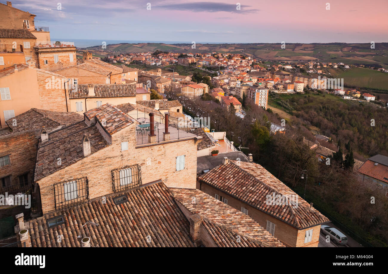 Paesaggio con tetti della vecchia città italiana di fermo Foto Stock