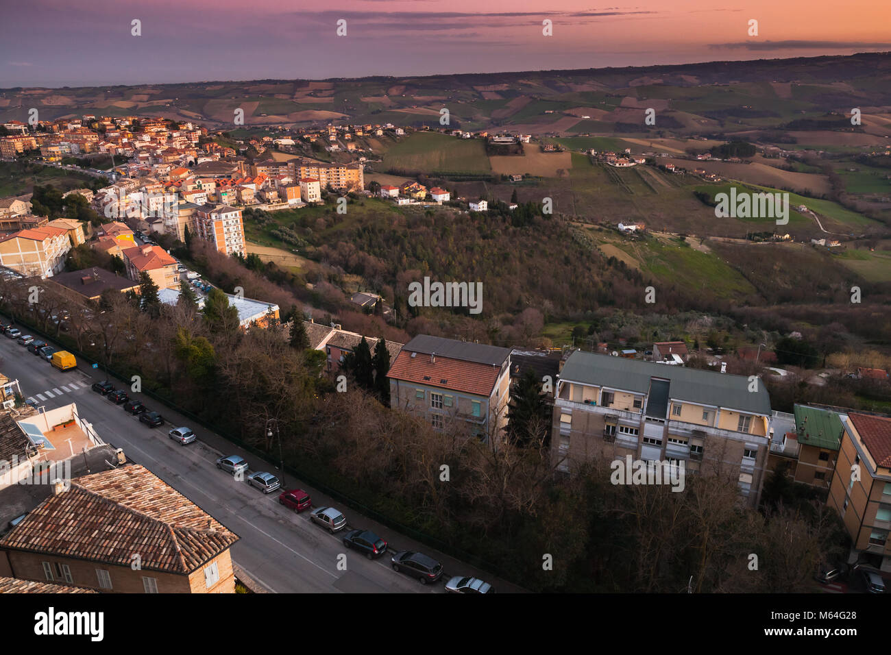 Città italiana cityscape di prima mattina. Provincia di Fermo, Italia Foto Stock