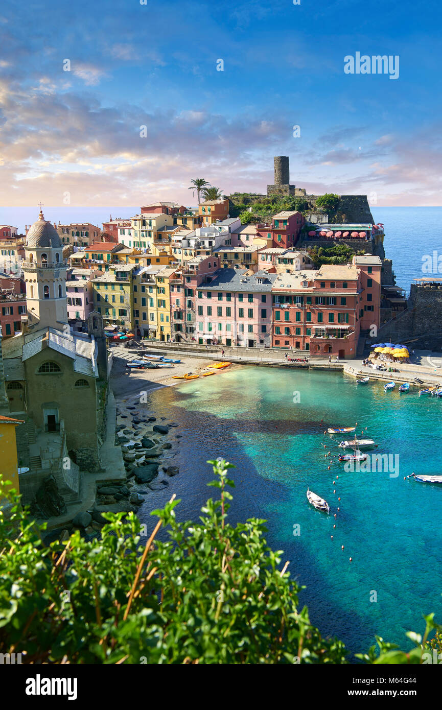 Porto di porto di pesca di Vernazza all'alba, e il Parco Nazionale delle Cinque Terre, Riviera Ligure, Italia. Un sito Patrimonio Mondiale dell'UNESCO Foto Stock