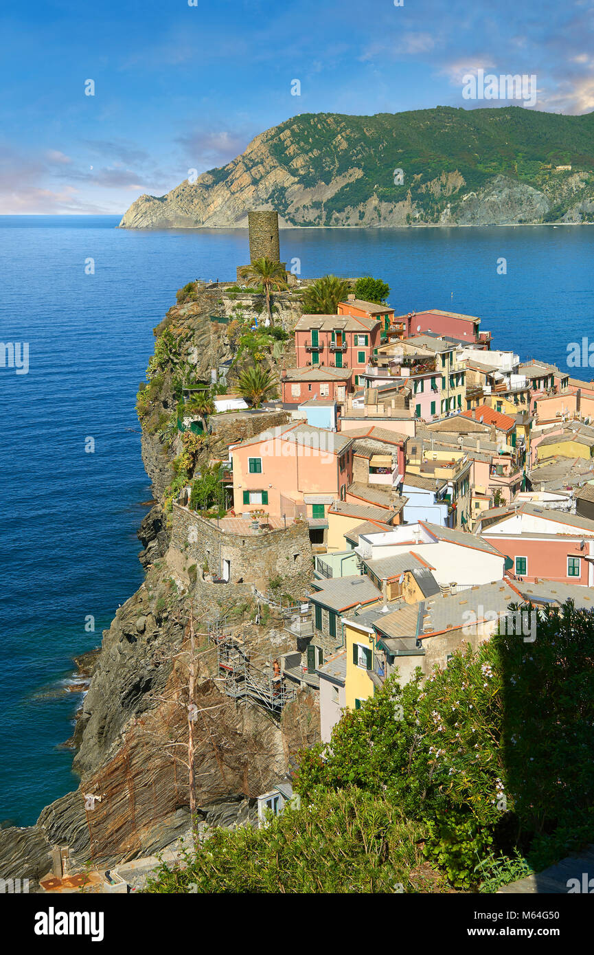 Villaggio di Pescatori di Vernazza all'alba, e il Parco Nazionale delle Cinque Terre, Riviera Ligure, Italia. Un sito Patrimonio Mondiale dell'UNESCO Foto Stock