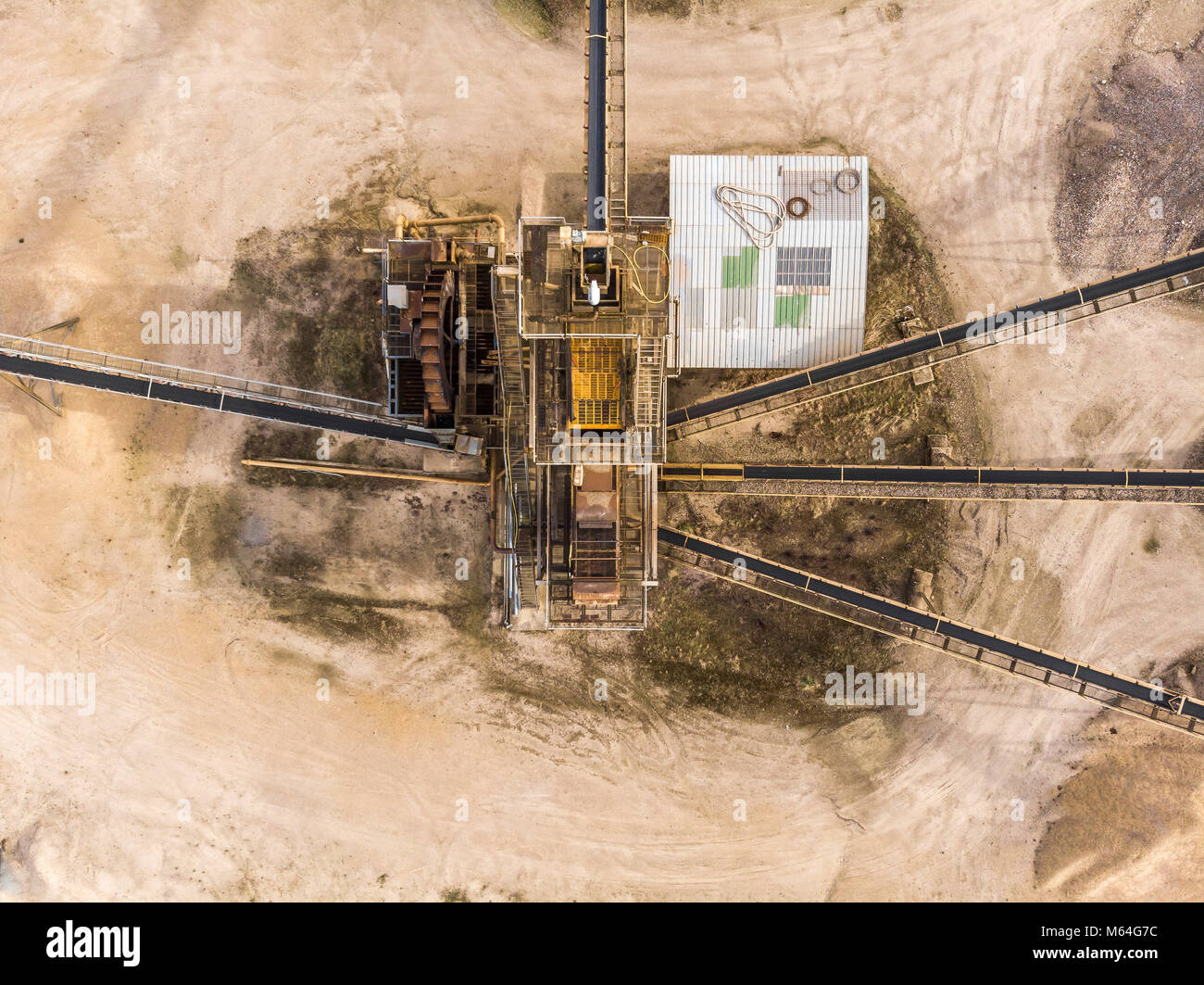 Presa verticalmente la fotografia aerea con la vista di una grande macchina di lavorazione quando utilizzato in una cava di sabbia, per suddividere il materiale dragato in riferiscono a prodotti Foto Stock