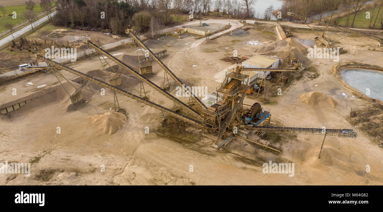 Obliqua di fotografia aerea con la vista di insieme di una grande macchina di lavorazione quando utilizzato in una cava di sabbia, per suddividere il materiale dragato in differenti Foto Stock