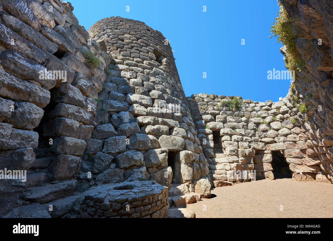 Foto e immagine del cortile centrale e preistorico magalith rovine di Santu Antine Nuraghe tower, sito archeologico, età del bronzo (19-18sec. Foto Stock