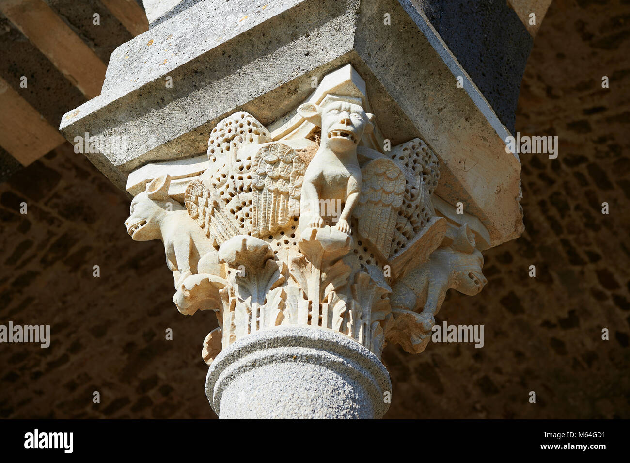 Foto e immagine del romanico toscano stile pisano basilica della santissima Trinità di Saccargia, historicated pilastro capitelli, consacrata nel 1116, Co Foto Stock