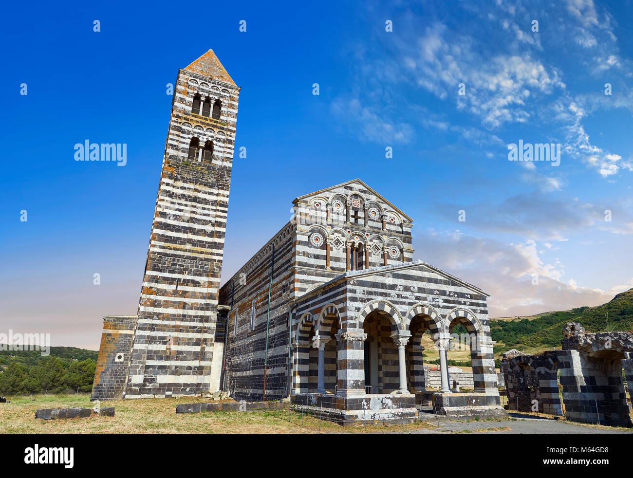 Foto e immagine dell'esterno del romanico toscano stile pisano basilica della santissima Trinità di Saccargia, consacrata nel 1116, Codrongianos, Sa Foto Stock