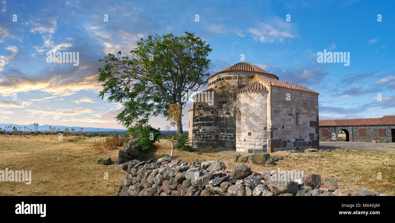 Foto e immagine della bizantina chiesa romanica di Santa Sabina a Santa Sabina nuragico sito archeologico, età del Bronzo Medio , Silanus , Sardi Foto Stock