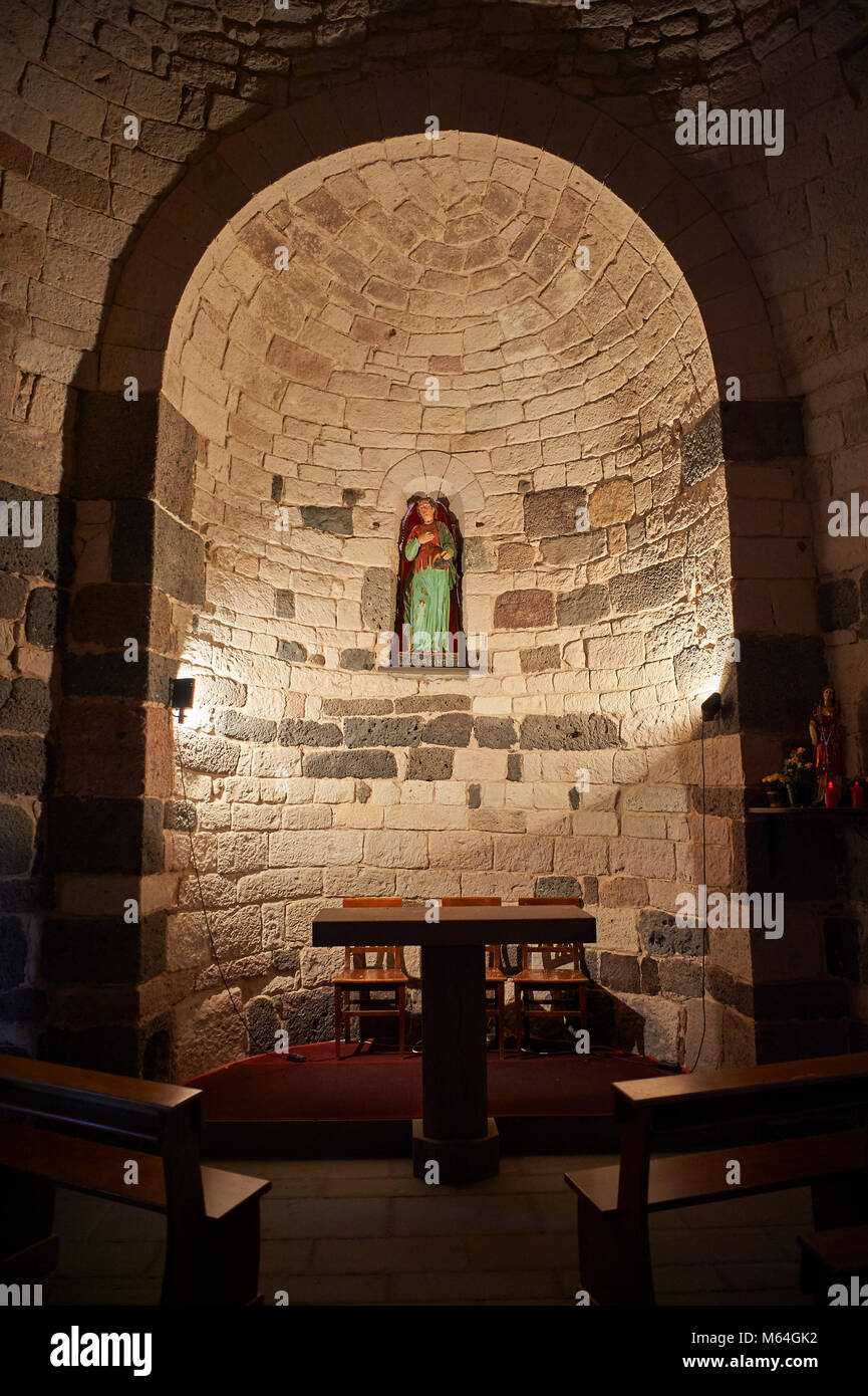 Foto e immagine dell'interno della bizantina chiesa romanica di Santa Sabina a Santa Sabina nuragico sito archeologico, età del Bronzo Medio , Foto Stock