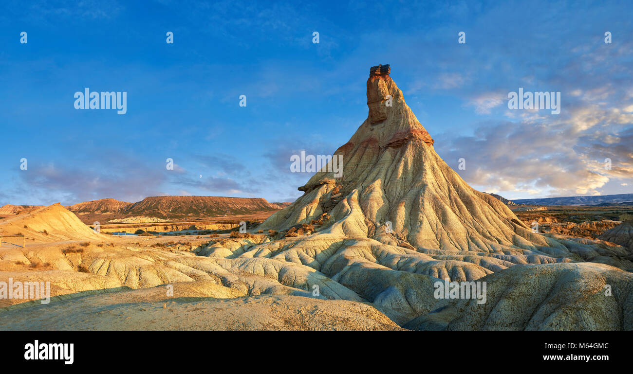 Castildeterra rock formazione nella Bardena Blanca area delle Bardenas Riales parco naturale, Navarra, Spagna Foto Stock