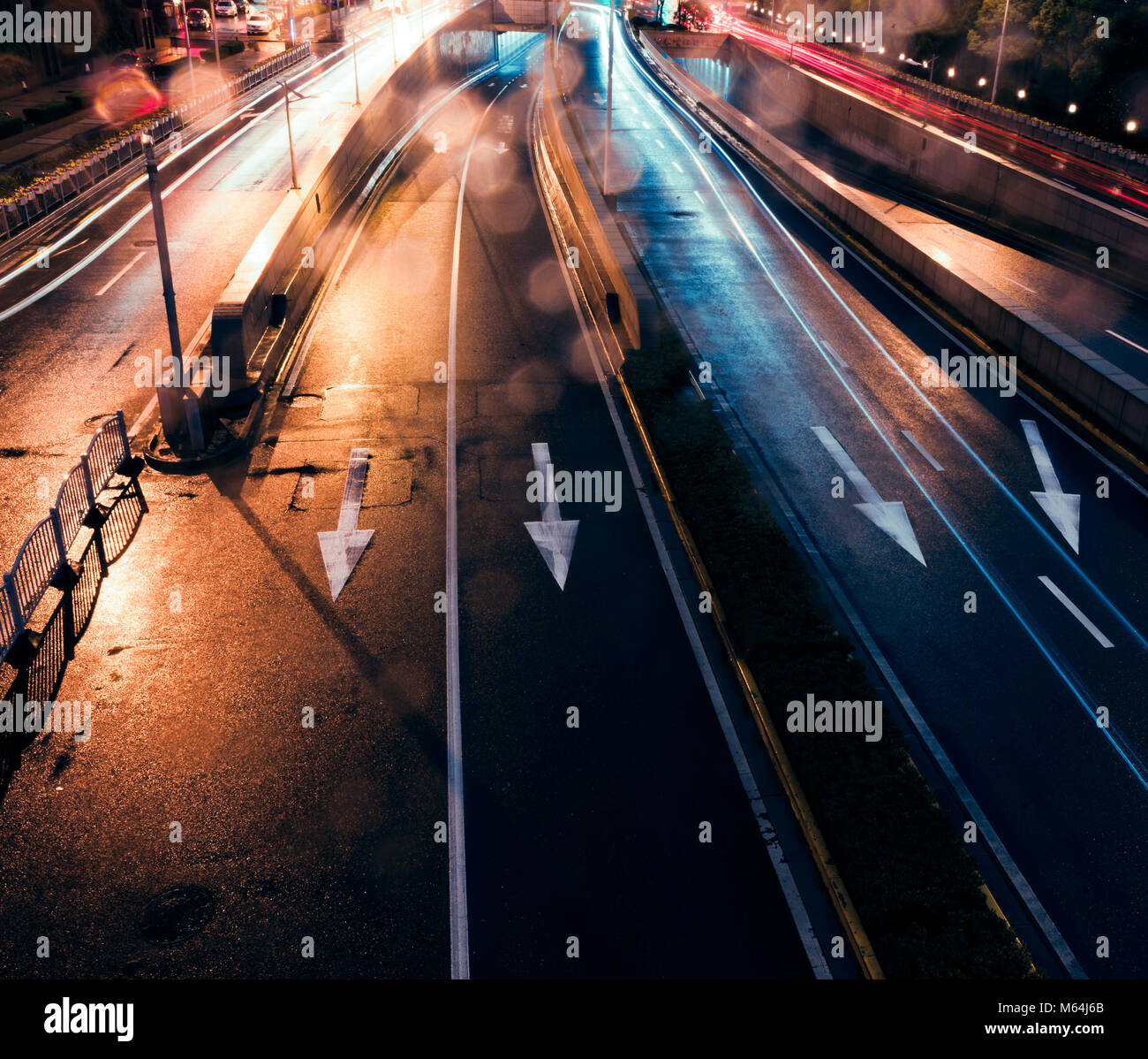 Alla luce percorsi su strada a Shanghai in Cina. Foto Stock