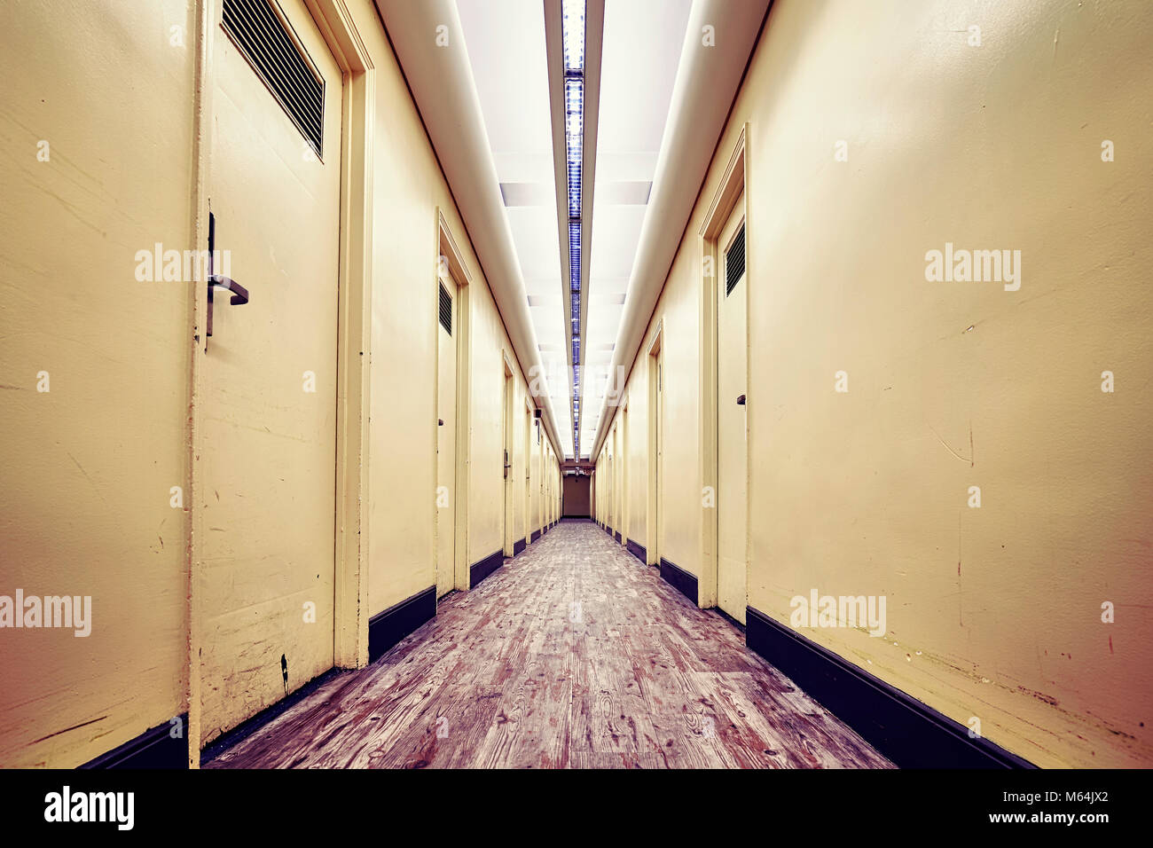 Corridoio di vuoto in un vecchio edificio, dai toni di colore dell'immagine. Foto Stock