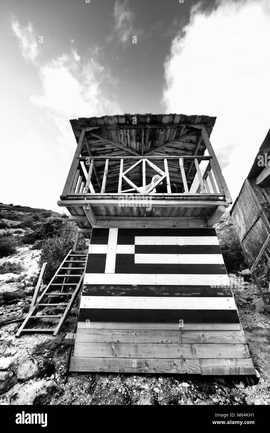 Porto Vromi rifugio turistico vicino alla spiaggia con bandiera greca Foto Stock